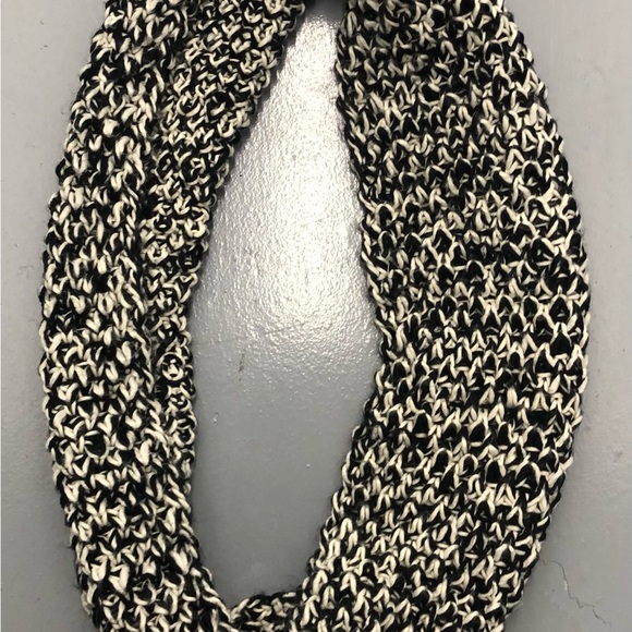 Circle Scarf Old Navy, Super Soft & Warm. Blk/White. - Picture 2 of 4